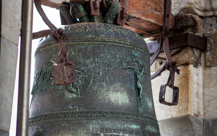 Un dettaglio di una campana della Torre